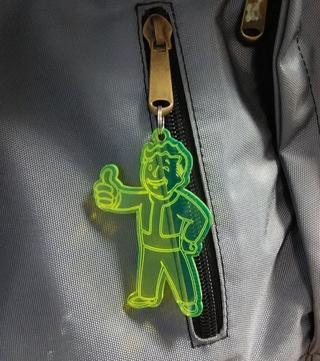 Интересный макет Брелок в виде символа Fallout для лазерной резки файл DXF