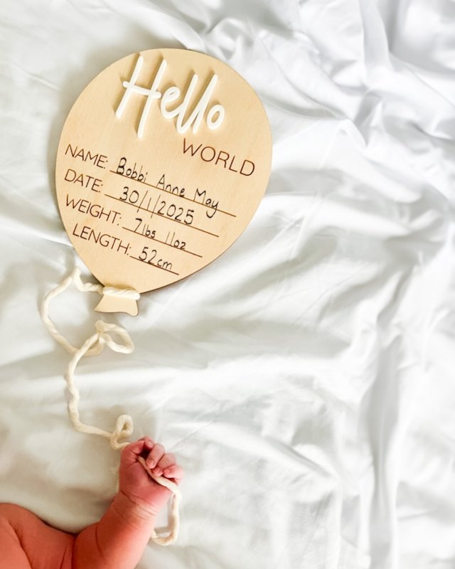 Макет Вывеска Hello World для лазерной резки с информацией о новорождённом