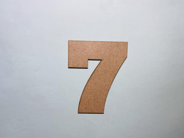 Макет Вырезанная лазером цифра семь макет для станка