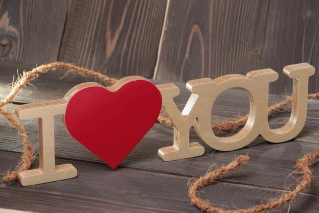 Макет Деревянные буквы I love you с красным сердцем на подставке макет для лазерной резки — изображение 2