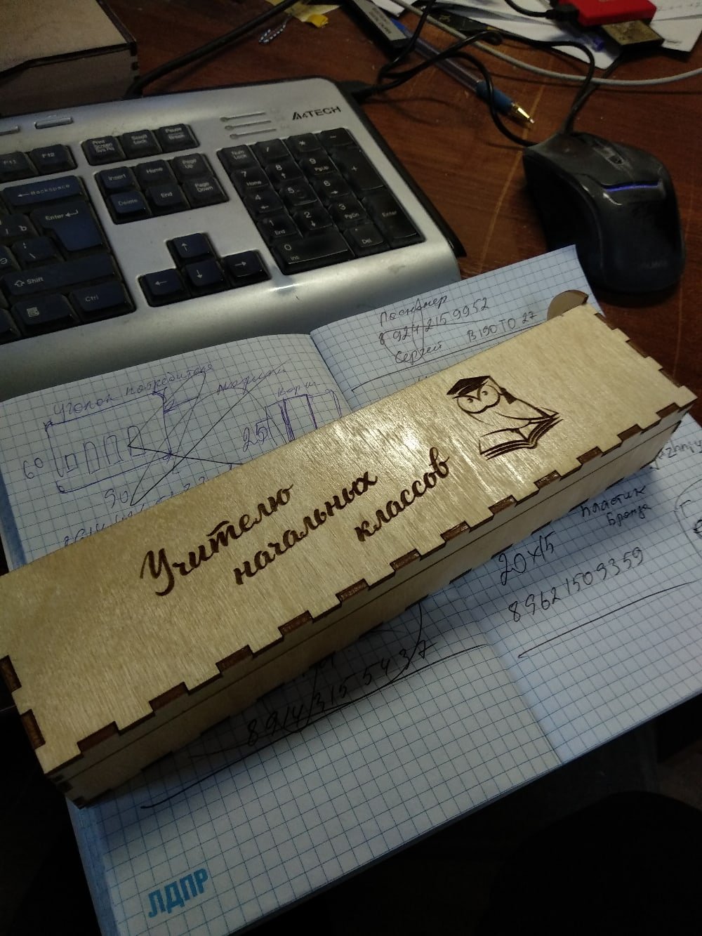 Макет Деревянный макет коробки для ручки и USB-накопителя для лазерной резки