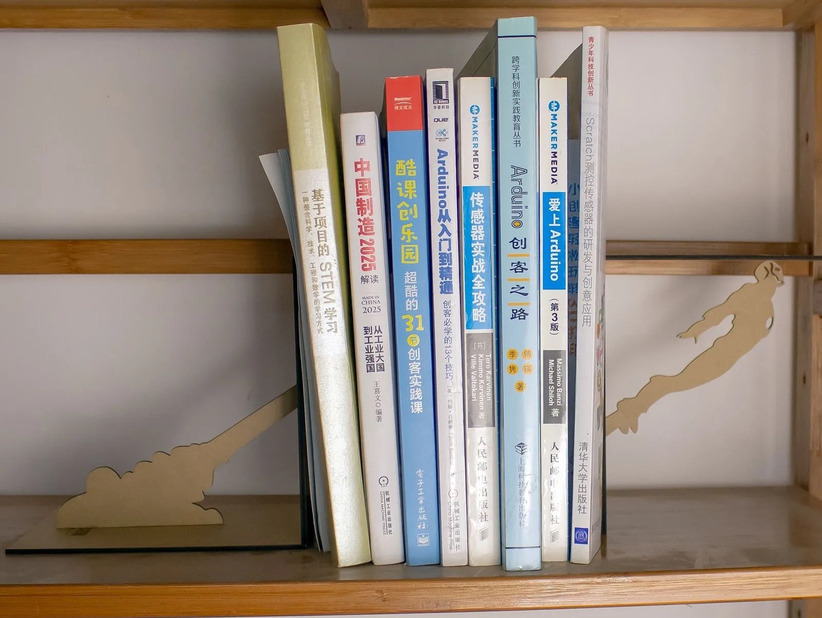 Макет Книжная подставка в виде Железного человека для лазерной резки файл dxf