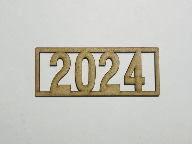 Макет Макет для лазерной резки вывески с надписью 2024 для выпускного дерево — изображение 1