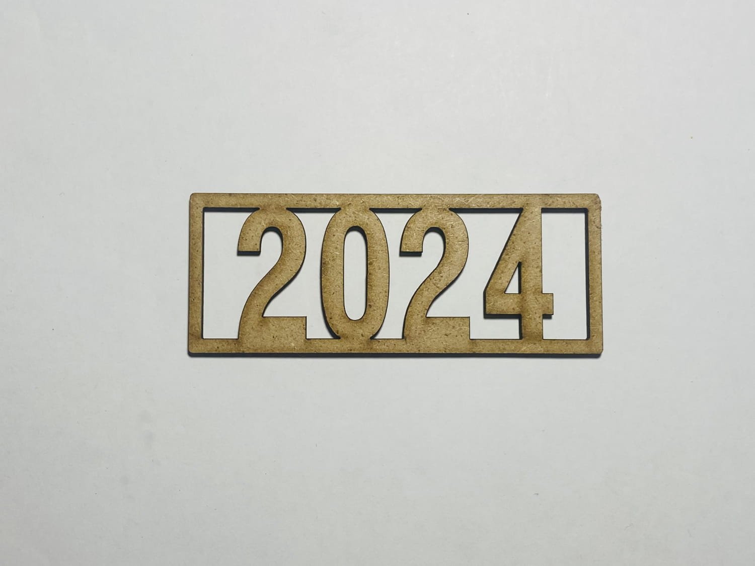 Макет Макет для лазерной резки вывески с надписью 2024 для выпускного дерево