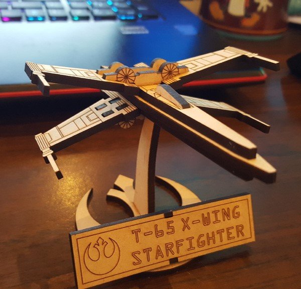 Макет Макет для лазерной резки миниатюрный истребитель X-wing со стойкой