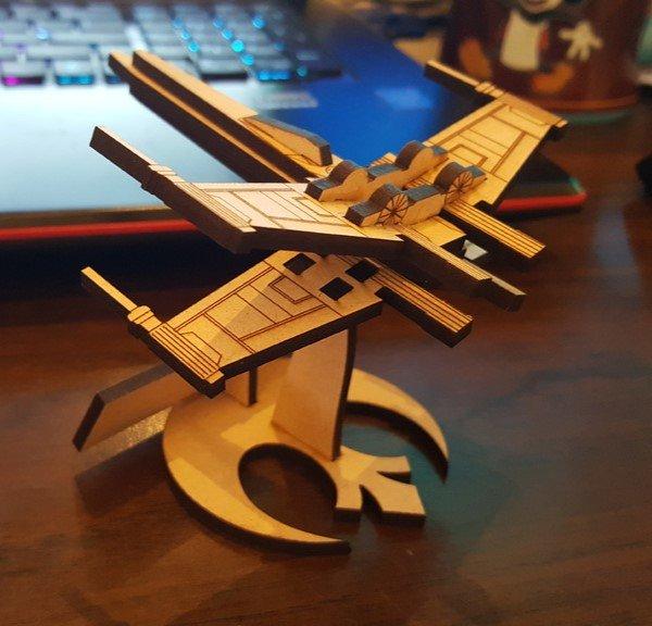 Макет Макет для лазерной резки миниатюрный истребитель X-wing со стойкой