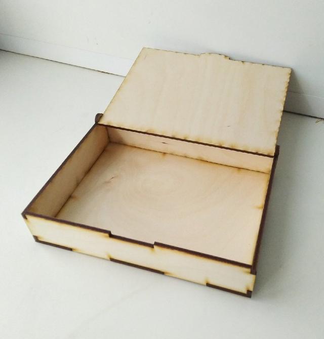 Макет Макет для лазерной резки подарочной коробки ко Дню международной женской солидарности с гравировкой тюльпана