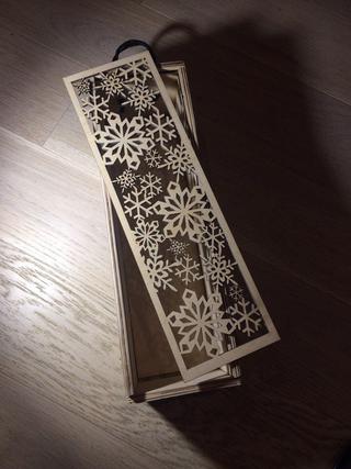 Интересный макет Макет коробки для винной бутылки с откидной крышкой со снежинками для лазерной резки