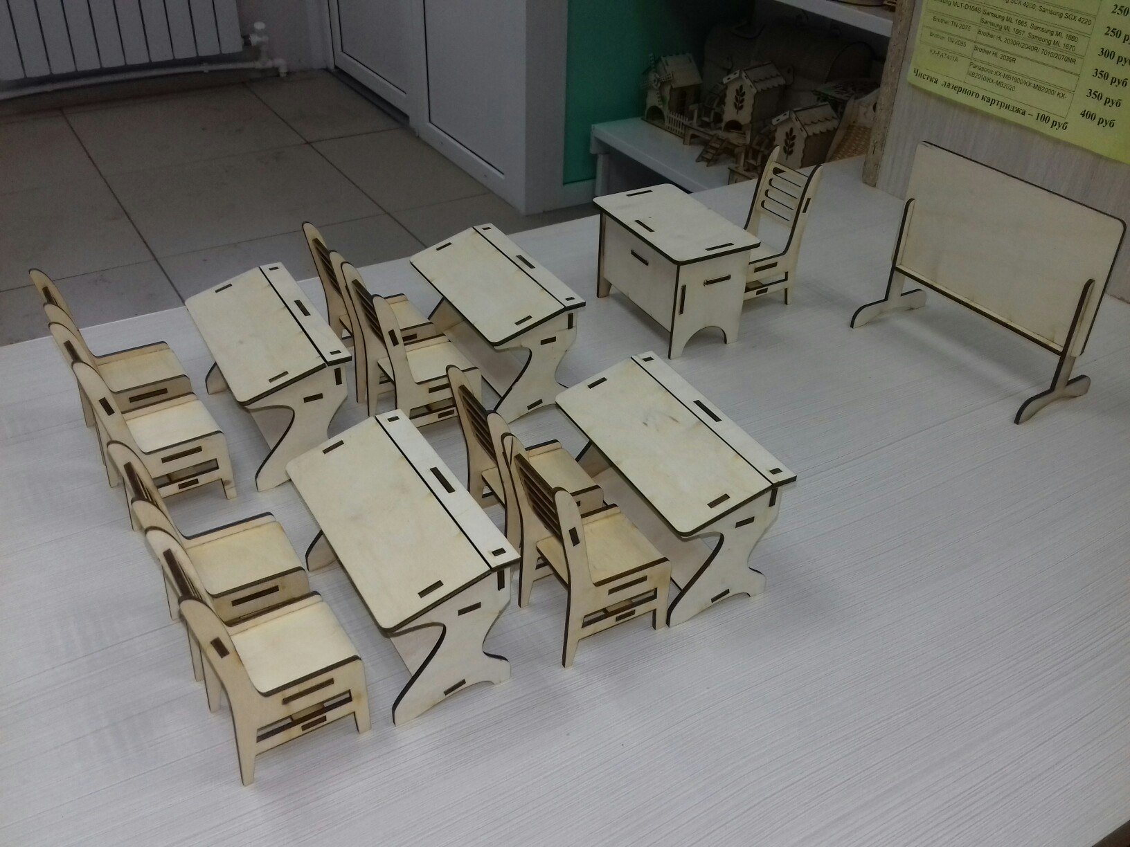 Макет Макет миниатюрной классной мебели для лазерной резки