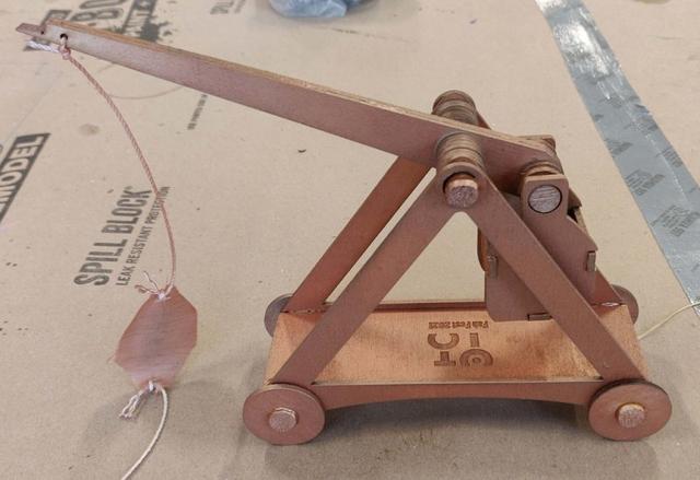 Макет Макет требушета с нагелями для лазерной резки файл SVG — изображение 3