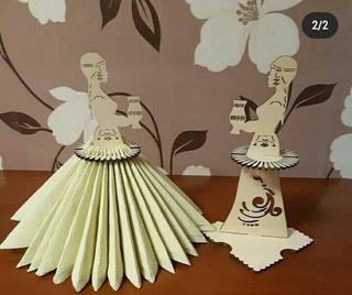 Интересный макет Макета для лазерной резки подставки под салфетки с изображением девушки в национальном костюме якутской культуры держащей чорон
