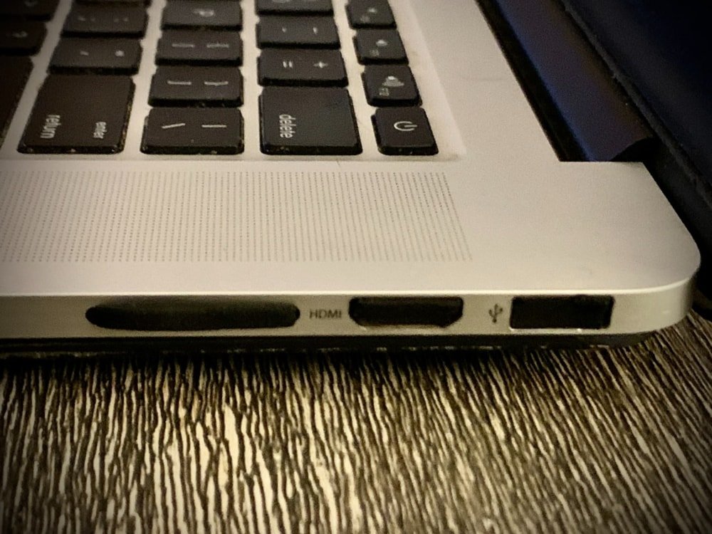 Макет Накладки на порт MacBook Pro для лазерной резки из 5 мм пенокартона файл SVG для станка