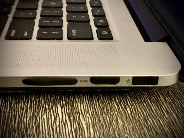 Макет Накладки на порт MacBook Pro для лазерной резки из 5 мм пенокартона файл SVG для станка — изображение 2