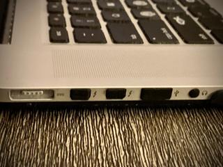 Интересный макет Накладки на порт MacBook Pro для лазерной резки из 5 мм пенокартона файл SVG для станка