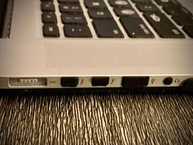 Макет Накладки на порт MacBook Pro для лазерной резки из 5 мм пенокартона файл SVG для станка