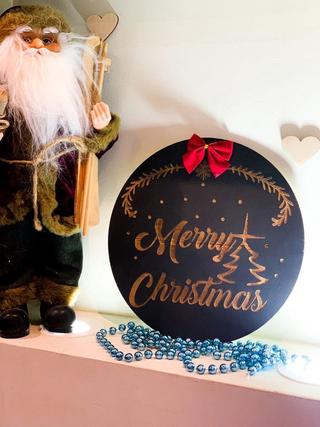 Интересный макет Новогодний декор для двери вырезанный на лазерном станке с надписью С Рождеством