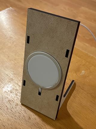 Интересный макет Чертеж для лазерной резки подставки MagSafe для iPhone файл SVG