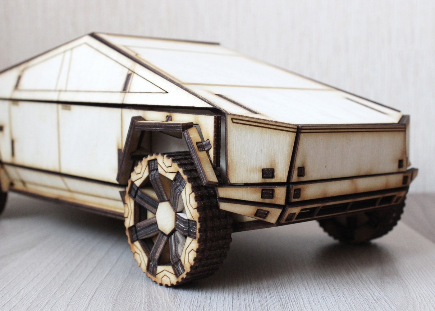 Макет 3D-модель деревянного кибертrucka Tesla для лазерной резки бесплатный вектор